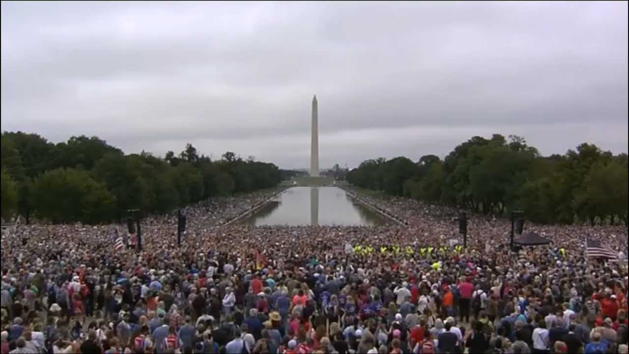 thousands gathered at monument