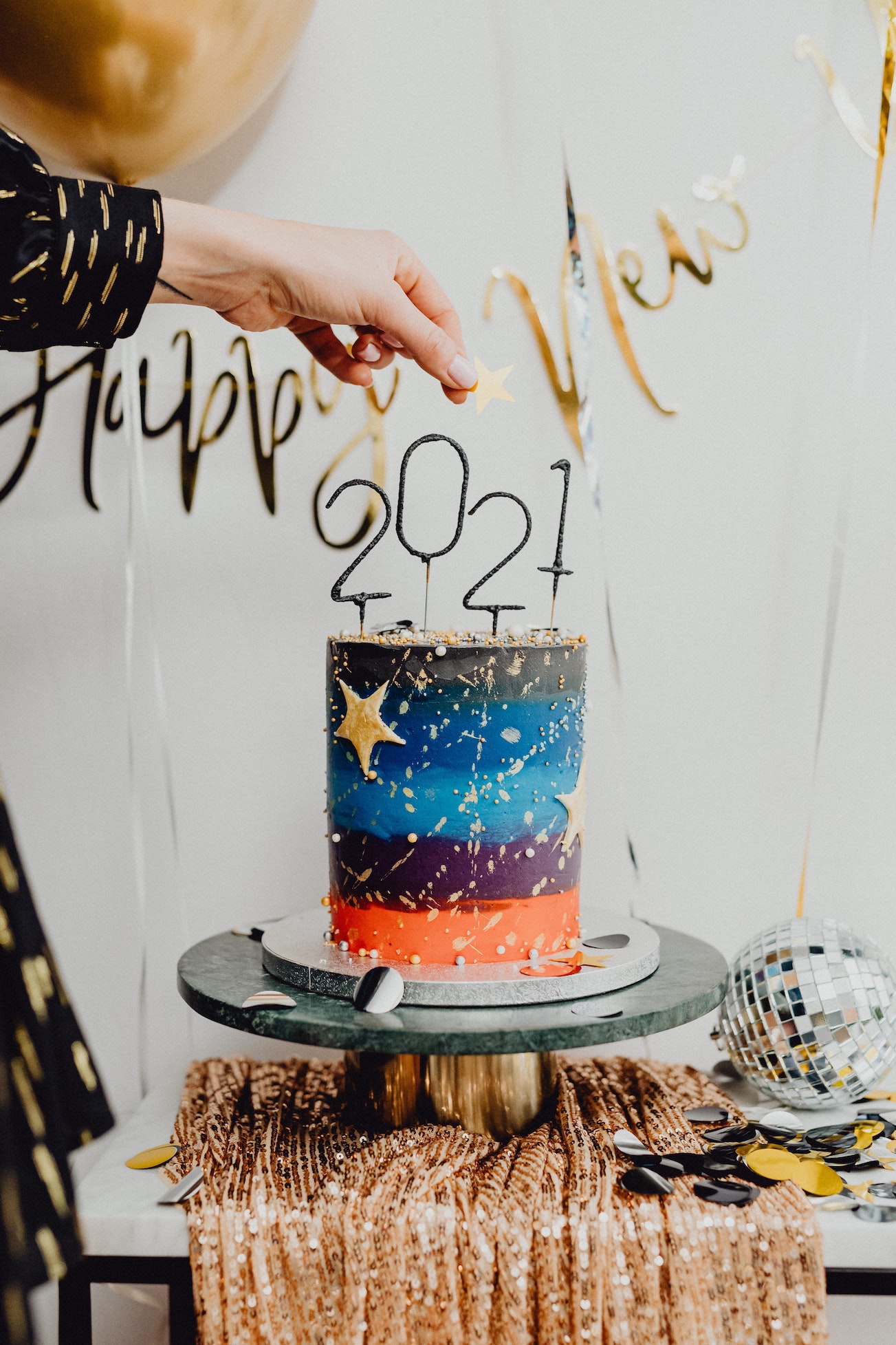 cake with 2021 topper